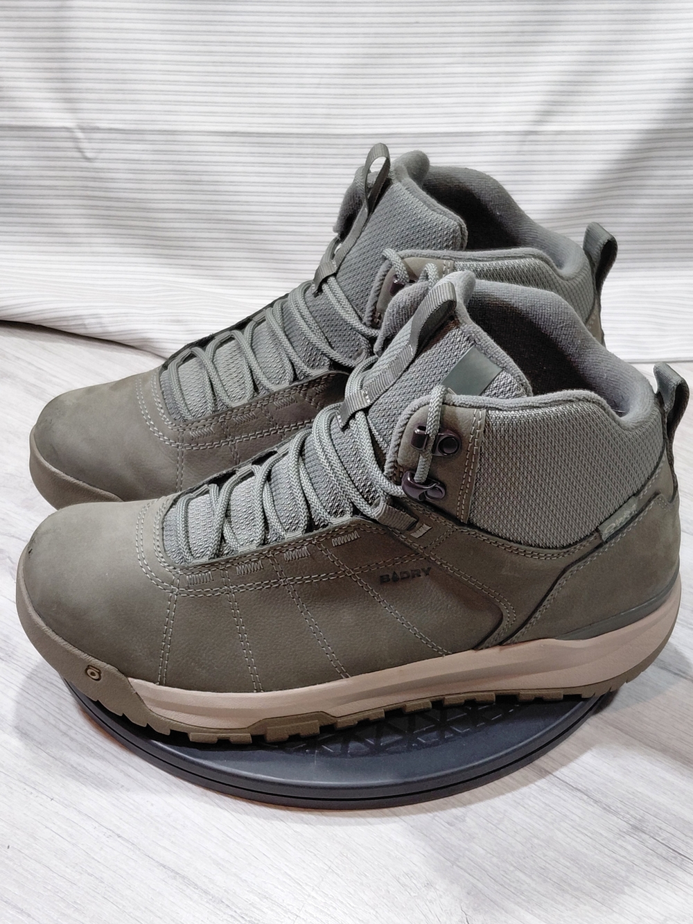 OBOZ Mens Shedhorn Mid Insulated Waterproof Hiking Boots Evergreen SIZE MENS 10